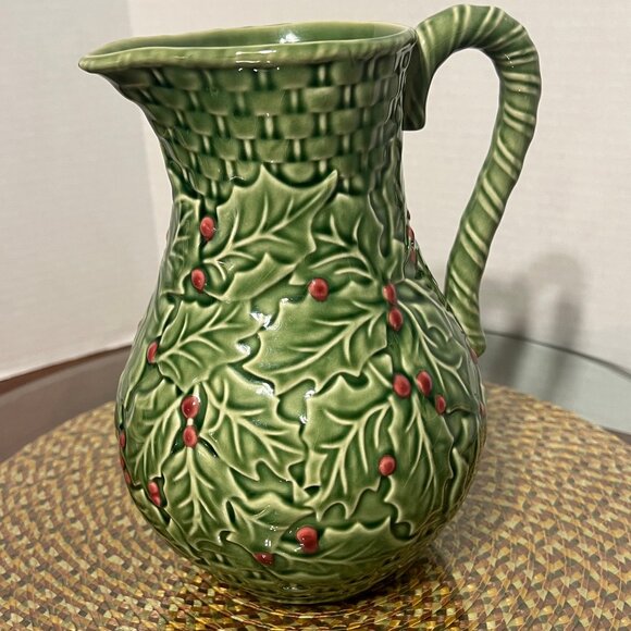 Bordallo Pinheiro Christmas Holly Pitcher - Picture 10 of 16